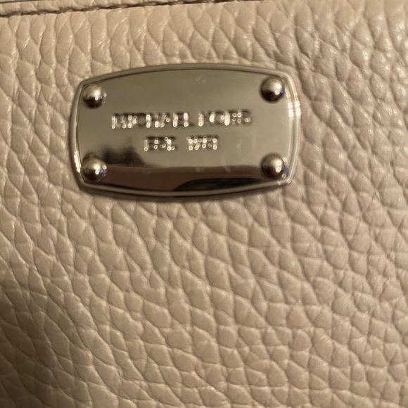 Cute little Michael Kors purse!! - Picture 3 of 8